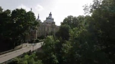 Budapeşte zengin bir tarihi olan güzel bir şehir. Bu video sizi Buda Kalesi, Macar Parlamento Binası ve Büyük Şehir 'in de aralarında bulunduğu en ikonik şehir simgelerinden bazılarına götürüyor.