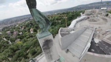 Budapeşte, Macaristan 'ın başkentinde, Buda Kalesi, Fishermans Bastion ve Macar Parlamento Binası gibi ikonik simgelerini sergileyen nefes kesici bir hava turu. Video başlıyor.