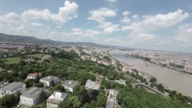 Budapeşte, eskilerin ve yenilerin, doğunun ve batının, doğal ve insan yapımı olanların bir araya gelip benzersiz ve canlı bir atmosfer yarattıkları bir şehir. Bu video sizi...