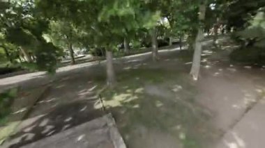 Macaristan, Budapeşte 'deki Şehir Parkı' nda bir yürüyüşün birinci şahıs bakış açısı videosu. Video, parkın kenarından başlıyor, ağaçların manzarası ve ilerideki patika. Kamera hareket ediyor.