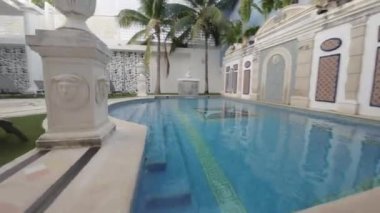 Bu video, çok güzel bir havuzu ve terası olan çarpıcı, modern ve minimalist bir evi gösteriyor. Video sizi arazide sanal bir tura çıkarıyor, anahtar özellikleri ve tasarımı vurguluyor.