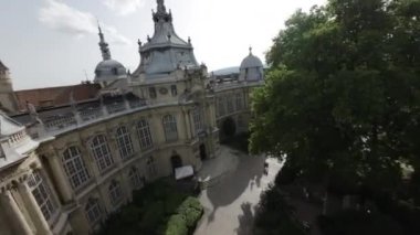 Kendinizi bu çarpıcı hava turuyla Budapeşte 'nin büyüleyici cazibesine bırakın. Castle Hill 'in tepesinde gururla duran UNESCO' nun Dünya Mirası Şatosu 'na hayranım. Keşfedin