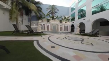 Lüks bir Meksika villasının nefes kesici avlusu ve havuz alanında sizi büyüleyici bir yolculuğa çıkarırken kendinizi tropikal bir kaçamağa daldırın. Büyülenmeye hazır ol.