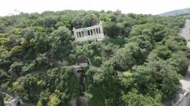 Budapeşte, Macaristan zengin bir tarihi olan güzel bir şehir. Bu video sizi Buda Şatosu, Macar Parlamento Binası ve Macar Parlamentosu da dahil olmak üzere en ikonik şehir simgelerinden bazılarına götürüyor.