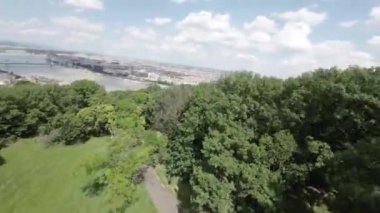 Budapeşte, Macaristan zengin bir kültürü ve tarihi olan güzel bir şehir. Bu video, Tuna Nehri de dahil olmak üzere pek çok ünlü kent simgesini gözler önüne seren çarpıcı bir hava manzarası sağlıyor.
