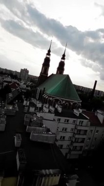 Bu video sizi Polonya 'nın Opole kentindeki canlı bir şehir meydanı olan Plac Wolnoci' de sanal bir gezintiye çıkarıyor. Meydan, yerli halk ve turistler için popüler bir buluşma yeridir.