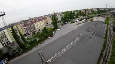 Video, Polonya, Opole 'da bir tren istasyonunu gösteriyor. Kent sanayi bölgesinde yer alan bahçe, depolarla, fabrikalarla ve diğer sanayi binalarıyla çevrilidir. Video çekildi.