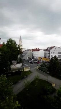 Bu büyüleyici video sizi Budapeşte, Macaristan 'ın büyüleyici başkenti sokaklarında huzurlu bir yolculuğa çıkarıyor. Bu pitoresk şehir manzarası, tarihi ve uyumun ahenkli bir karışımı ile karakterize edilir.