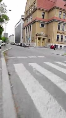 Polonya 'nın Opole şehrinin kuş bakışı görüntüsü. Video, şehir merkezinin, Pazar Meydanı, Belediye Binası ve Kutsal Haç Katedrali 'nin görüntüsüyle başlar. Video daha sonra...