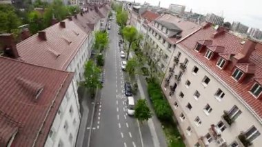 Bu büyüleyici şehir manzarası, modern ve tarihi mimarinin uyumlu bir arada yaşaması üzerine eşsiz bir perspektif sunarak, şehir manzarasına kuşbakışı bir bakış açısı sunuyor. Video.