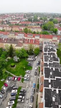 Bu video, kuşbakışı bakıldığında Polonya 'nın Opole kentinin kapsamlı bir özetini sunmaktadır. Şehir merkezinin tarihi binalarını gösteren geniş bir hava görüntüsüyle başlıyor.