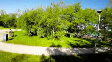 Huzur dolu bir parkın bu büyüleyici videosuyla kendinizi doğanın sükunetine bırakın. Bereketli yeşil ağaçlar, canlı çiçekler, ve sakin göl taşınacak güzel bir ortam yaratır.