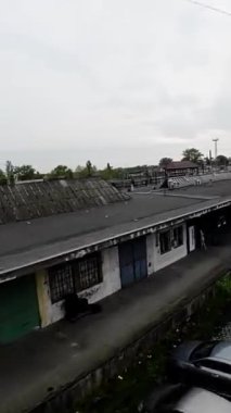 Bu video, Polonya 'nın Opole kentindeki tren istasyonunda kapsamlı bir görsel tur sağlıyor. Avlunun çeşitli parçalarını, anahtarlarını ve diğer altyapılarını gösteriyor.