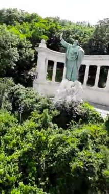 Budapeşte zengin bir tarihi ve kültürü olan güzel bir şehirdir. Bu video sizi Buda Şatosu, Macaristan Parlamentosu gibi en ikonik şehirlere götürüyor.