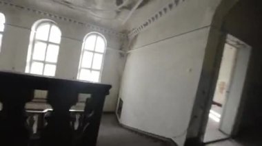 Terk edilmiş bir malikanenin ürkütücü koridorlarında, zamanın durduğu ve sırların çürüyen duvarlarının derinliklerinde gömülü olduğu tüyler ürpertici yolculuğumuzda bize katılın. Keşfimiz biz başladıkça