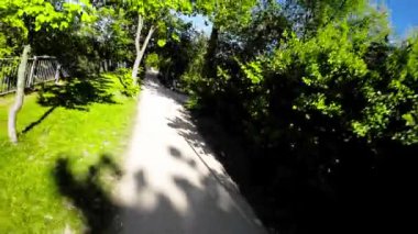 Bu, Polonya 'nın Opole kentindeki güzel bir parkın videosu. Park, çok sayıda ağaç ve bitki çeşidi de dahil olmak üzere yemyeşil alanlarla doludur. Ayrıca parkta popüler olan büyük bir göl vardır.