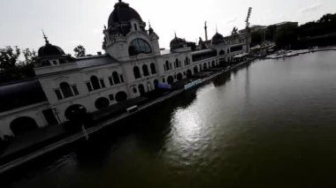 Macaristan 'ın başkenti Budapeşte zengin bir tarihi ve kültürü olan güzel bir şehirdir. Şehir, Buda Şatosu, Macaristan Parlamentosu da dahil olmak üzere çeşitli çarpıcı mimarilere ev sahipliği yapmaktadır.