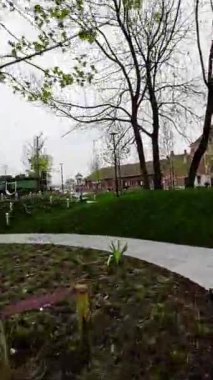Polonya 'nın Opole kentindeki bir parkta kısa bir yürüyüş videosu. Parkın oyun alanı, bankları ve buharlı lokomotif anıtı var. Video bir kişinin bakış açısından çekilmiştir.