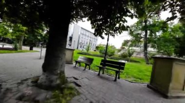 Macaristan 'ın Budapeşte caddelerinde sakin bir yürüyüş, güzel parklar ve yeşil alanlar görmek. Videoda yemyeşil ağaçlar, renkli çiçekler ve sakin pınarlar yer alıyor.