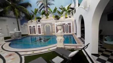 Bu video sizi havuzu ve bahçesi olan lüks bir tropikal villada 360 tur attırıyor. Villa kapalı bir çevrede yer almaktadır ve özel bir havuz, yemyeşil bahçeler ve geniş yaşam alanlarına sahiptir.