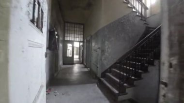 Terk edilmiş ve harap olmuş eski bir binanın ürkütücü koridorlarında bize katılın. Parçalanan duvarlarının ve gıcırdayan döşeme tahtalarının içindeki sırları ortaya çıkar. Şeyden...