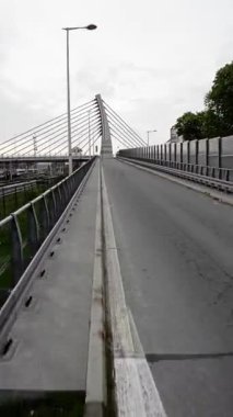 Polonya 'daki Opole şehrini gösteren bir video. Şehir, sokaklar, binalar ve köprüler de dahil olmak üzere çeşitli manzaralara sahiptir. Video, şehre bir bakış açısı kazandırmak için harika bir yol.