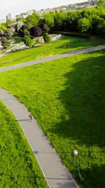 Bu video sizi bereketli ve canlı Opole Şehir Parkı 'na götürüyor. Şehrin göbeğindeki gerçek bir yeşil vaha. Park, yerli halk ve turistler için oldukça popüler bir yer.