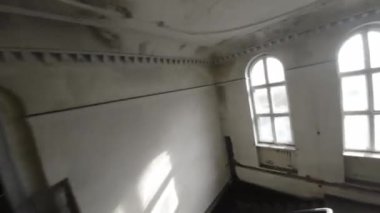 Terk edilmiş bir malikanenin unutulmuş koridorlarında zamanın durduğu ve sırların çürüyen duvarları içinde gömülü olduğu büyüleyici yolculuğumuzda bize katılın. Keşfimiz adımlarımızla başlar.