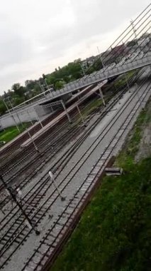 Bu video, Polonya 'nın Opole kentindeki tren raylarının kuş bakışı görüntüsünü sağlıyor. Video, Opole Gwne tren istasyonunun görüntüsüyle başlıyor. Sonra kuzeye doğru gidiyor. İzleri ve çevreyi gösteriyor.