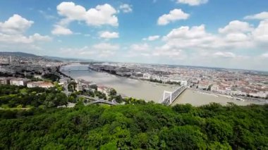 Macaristan 'ın Budapeşte kentinin bu çarpıcı 4K havacılık manzarasında Tuna Nehri, Buda Şatosu ve Macar Parlamento Binası da dahil olmak üzere ikonik kent simgeleri sergilenmektedir. Bir kuşun filmi.