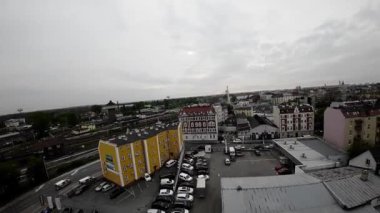 Polonya 'nın Opole şehrinde kısa bir video turu, zengin bir tarihi ve kültürü olan büyüleyici bir şehir. Videoda kentin çarpıcı hava görüntülerinin yanı sıra kentin pek çok simgesinin yakın çekimleri yer alıyor.