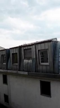 Polonya 'nın Opole kentinin büyüleyici kuş bakışı görüntüsü tarihi cazibe ve modern zarafetin ahenkli bir karışımını gözler önüne seriyor. Video, şehrin mimari çeşitliliğini, Gotik ihtişamıyla gösteriyor.