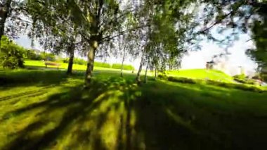 Sizi güzel bir parkta huzurlu bir yolculuğa çıkaran bu büyüleyici videoyla kendinizi doğanın sakinliğine daldırın. Parklar yemyeşil çimenler, canlı çiçek yatakları, ve yüksek