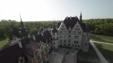 Kendinizi zengin tarihine ve Polands 'ın en büyük kalesi olan K si Castle' ın büyüleyici mimarisine bu büyüleyici hava turnesinden daldırın. Video nefes kesici bir hava manzarasıyla başlıyor.