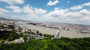 Budapeşte zengin bir tarihi ve kültürü olan güzel bir şehirdir. Bu video sizi Buda Kalesi 'nden Margaret Adası' na doğru bir yolculuğa çıkarıyor. Göz kamaştırıcı bir mimari göreceksiniz.