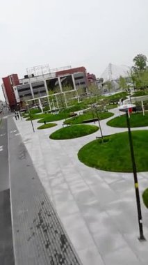 Bu video, Polonya 'nın Opole kentinin tarihsel yapısını, modern yapısını ve güzel doğal çevresini gösteren kapsamlı bir genel bakış sağlar. Video, nefes kesici bir havayla başlar.