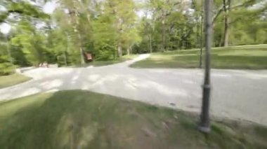 Polonya 'nın göbeğindeki büyüleyici Ksi Kalesi' nde büyüleyici bir hava yolculuğuna çıkın. Bu büyüleyici video, şatoların büyüleyici mimarisini kuş bakışı gösteriyor.