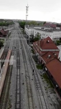 Polonya, Opole 'un güzelliğini kuşbakışı görün. Bu çarpıcı insansız hava aracı görüntüleri şehrin tarihi mimarisini gözler önüne seriyor. Buna ikonik Opole Kalesi ve belediye binası da dahil.