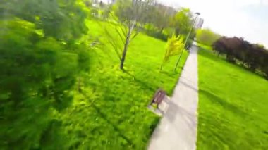 Opole, Polonya 'da güzel bir yeşil park. Park yemyeşil ağaçlar, yeşil çimenler ve renkli çiçeklerle dolu. Parkın etrafında bir kaç bank ve patika var, bu da onu harika bir yer yapıyor.