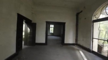 Bu video sizi terk edilmiş ve aşırı gelişmiş bir malikaneye götürüyor. Gizli sırlarını ve unutulmuş hikayelerini ortaya çıkarıyor. Büyümüş bahçelerin büyük girişinden itibaren her kare...