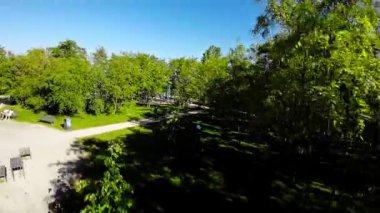 Huzur dolu bir parkın bu büyüleyici videosuyla kendinizi doğanın sükunetine bırakın. Bereketli yeşil ağaçlar dolambaçlı yollarda bir gölgelik oluşturarak, bu hareketten ferahlatıcı bir kaçış sağlar.