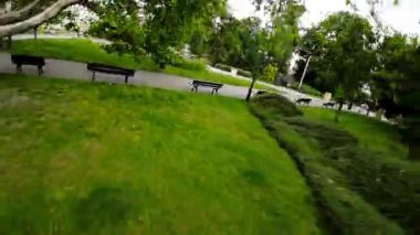 Polonya 'nın Opole kentindeki bir parkın kısa bir videosu. Parkta bir çeşme, birkaç ağaç, banklar ve bir patika var. Video birinci şahıs perspektifinden çekiliyor, ve kamera bunu göstermek için etrafta dolanıyor.