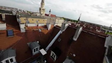 Bu büyüleyici video, Polonya 'nın Gdansk kentindeki büyüleyici Eski Şehir' in kuş bakışı görüntüsünü sunuyor. Çarpıcı görüntüler, şehrin zengin tarihini ve mimari güzelliğini gözler önüne seriyor.