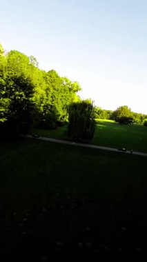 Kendinizi doğanın sükunetine bu büyüleyici videoyla daldırın. Baharın canlı renkleriyle çevrili yemyeşil bir park boyunca sakin bir patikayı takip et. Yaprakların hafif hışırtısı ve