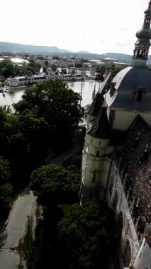 Video, Macaristan 'ın Budapeşte kentlerinin yeşil alanları ve Tuna Nehri' ni gösteren bir hava manzarası ile açılıyor. Kamera daha sonra şehrin göbeğindeki büyük bir park olan City Park 'a yakınlaşıyor.