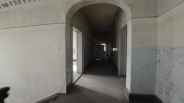 Ürkütücü ve terk edilmiş bir binanın unutulmuş koridorlarında heyecanlı bir yolculuğa katılın. Araştırmalarımız, havanın tozla kaplı olduğu binaya adım attığımızda başlıyor.