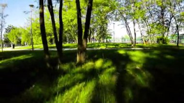 Burası yeşil alanlar, ağaçlar ve çiçeklerle dolu güzel bir park. Yürüyüş yapmak, dinlenmek ya da piknik yapmak için harika bir yer. Park iyi korunuyor ve bir sürü bank var.