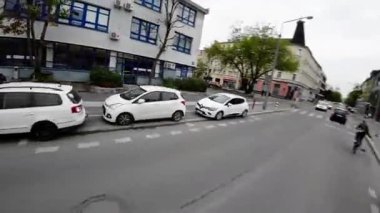 Bu video Polonya 'nın Opole şehrinde bir caddeyi gösteriyor. Video hareket halindeki bir araçtan çekilmiş ve caddeyi ve cadde boyunca uzanan binaları gösteriyor. Binaların çoğu yerleşim yeri, ve içerideler