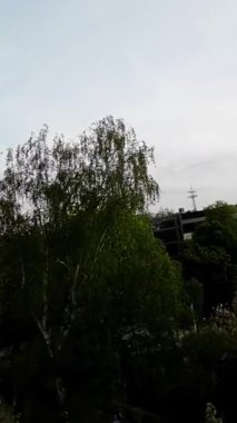 Bu video, Polonya 'nın Opole kentinin kuş bakışı görüntüsünü sağlar. Video, Opole Belediye Binası ve Kutsal Haç Katedrali de dahil olmak üzere şehirlerin güzel mimarisini gözler önüne seriyor. Video.