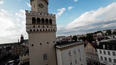 Sizi Pazar Meydanı 'nda büyüleyici bir yolculuğa çıkarırken Opoles tarihinin kalbine adım atın. 13. yüzyıl belediye binasının mimari harikasına hayranım, yüzyılların...